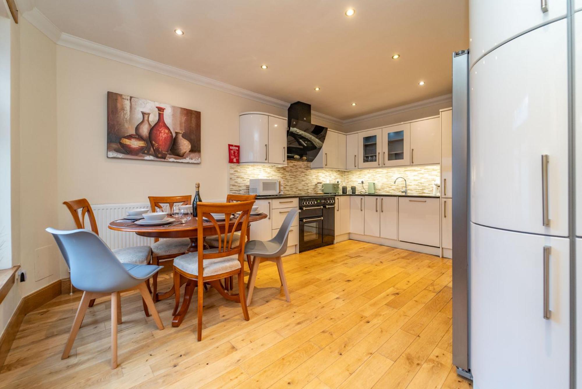 Spacious 3 Bed Townhouse With Parking Apartment *