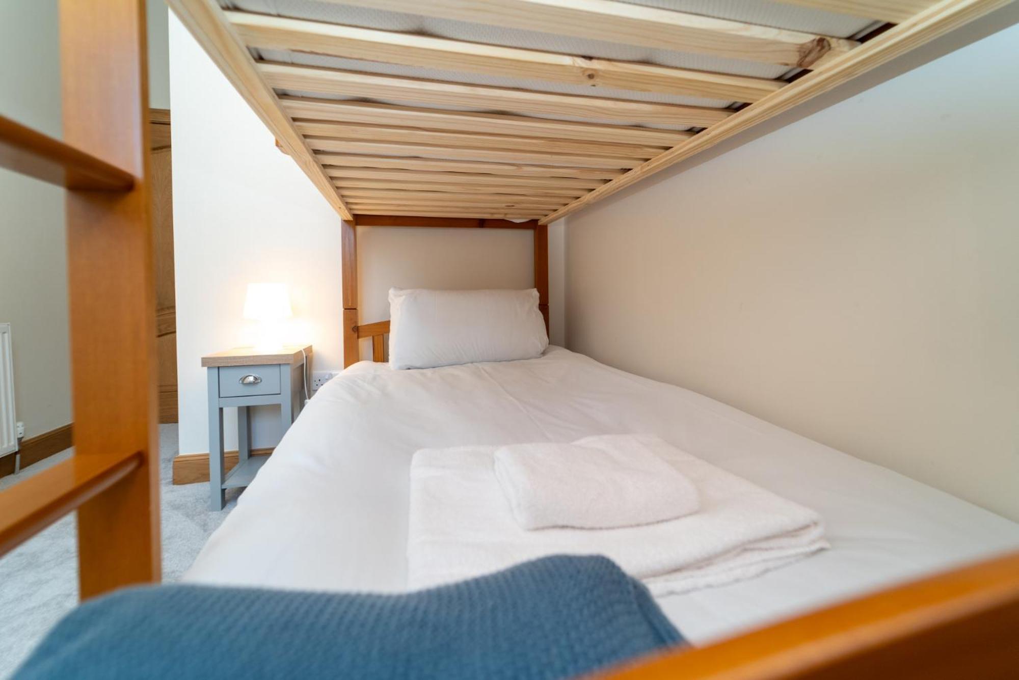 Apartment Spacious 3 Bed Townhouse With Parking *