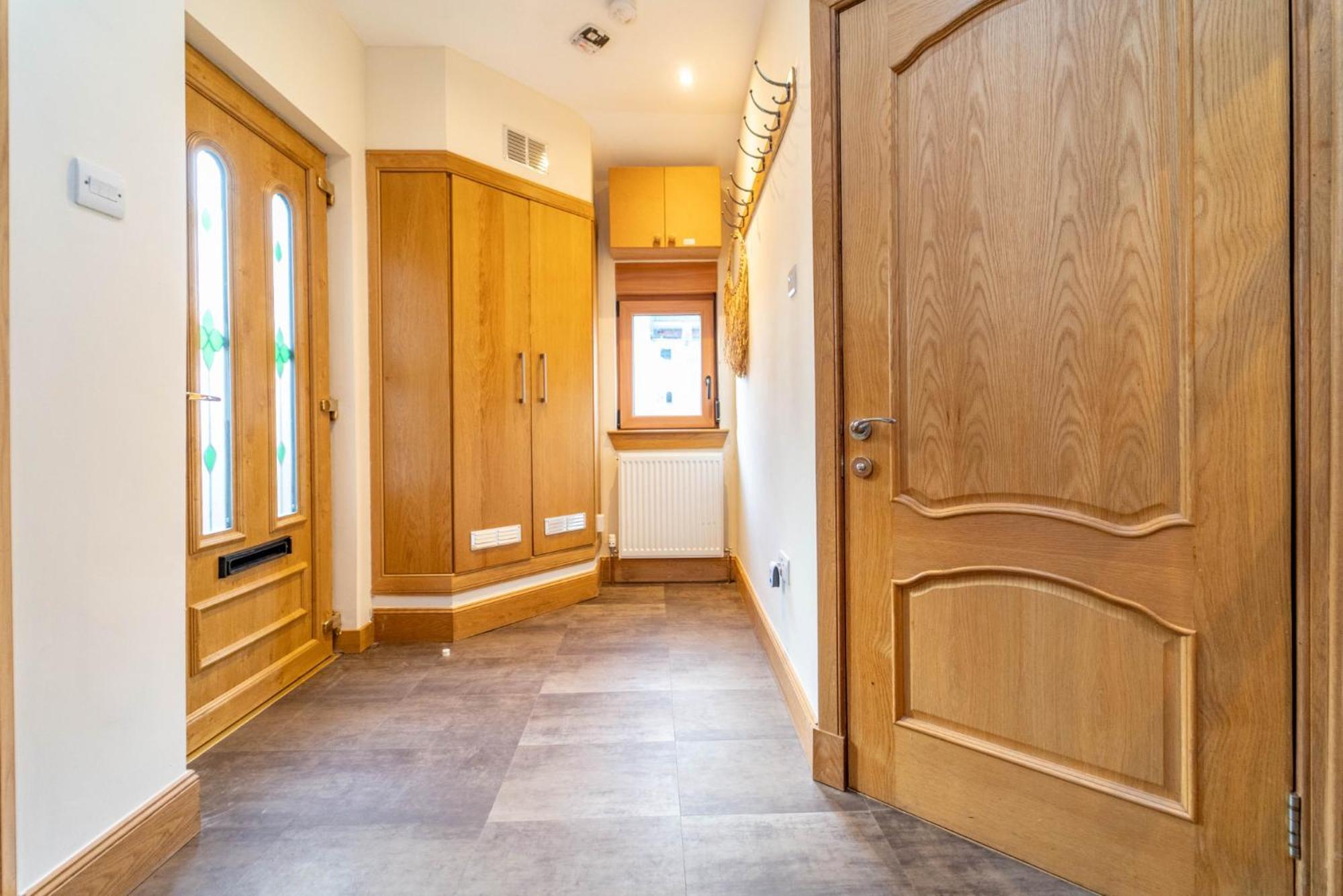 Spacious 3 Bed Townhouse With Parking *