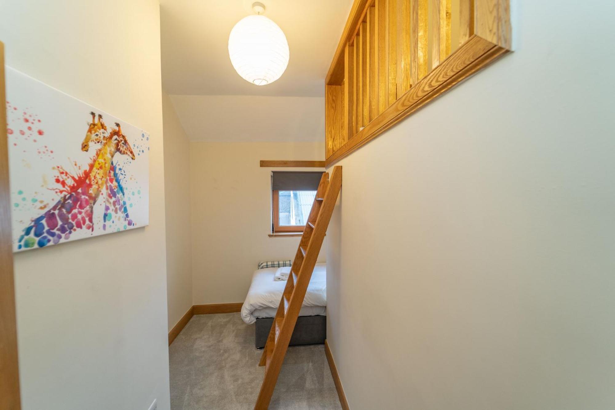 Spacious 3 Bed Townhouse With Parking