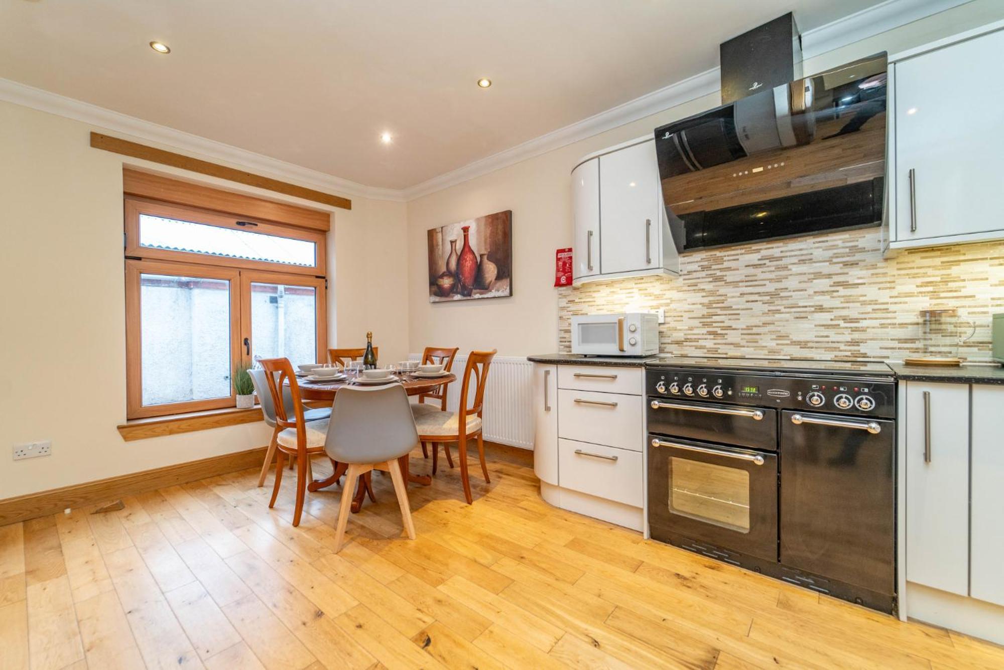 Apartment Spacious 3 Bed Townhouse With Parking EDI