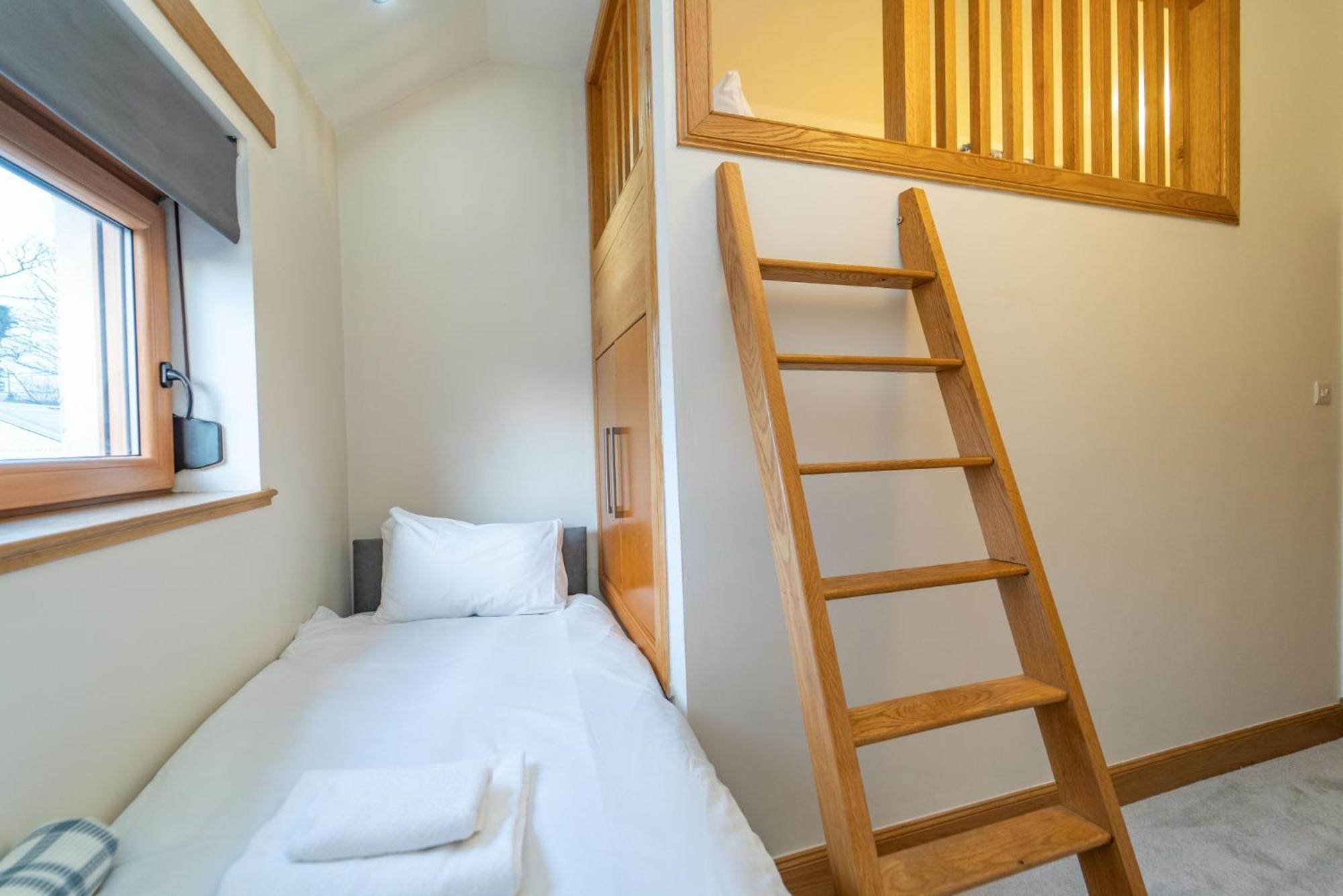 Spacious 3 Bed Townhouse With Parking Apartment EDI
