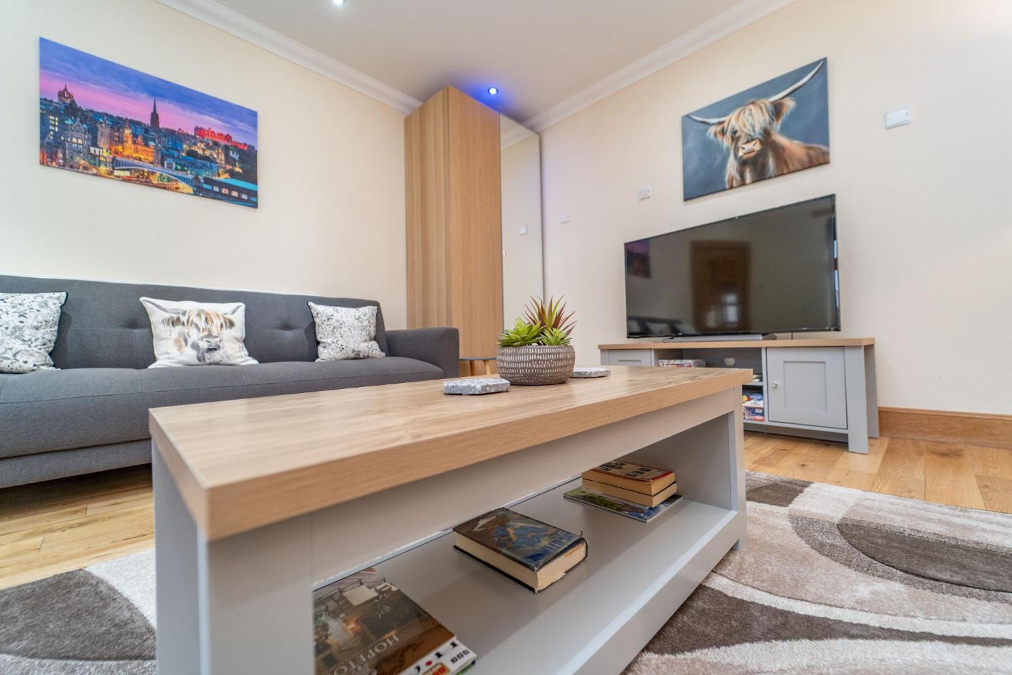 Spacious 3 Bed Townhouse With Parking