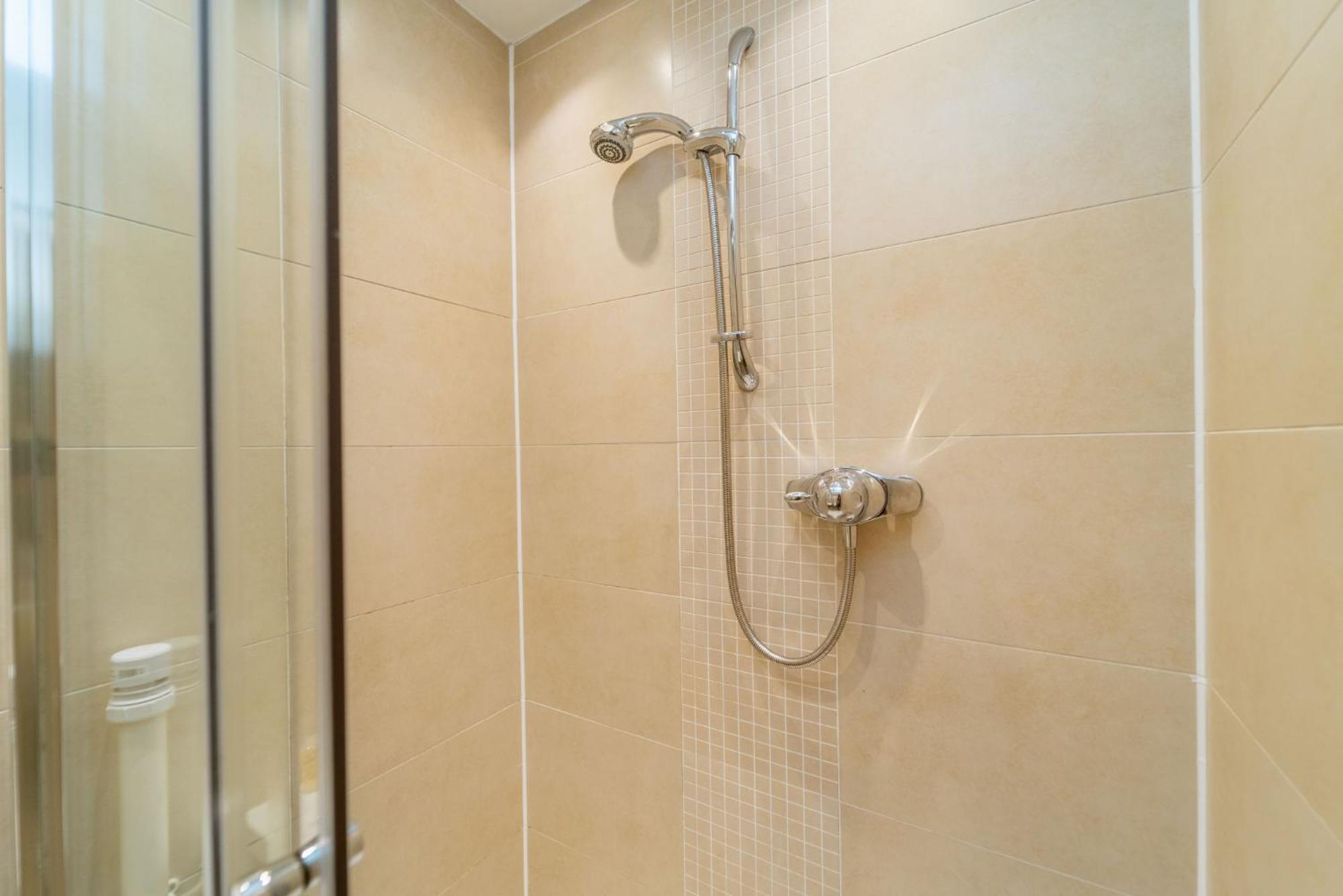 Spacious 3 Bed Townhouse With Parking