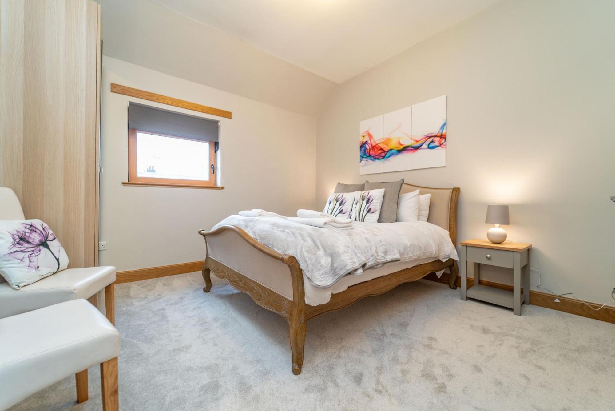 Spacious 3 Bed Townhouse With Parking