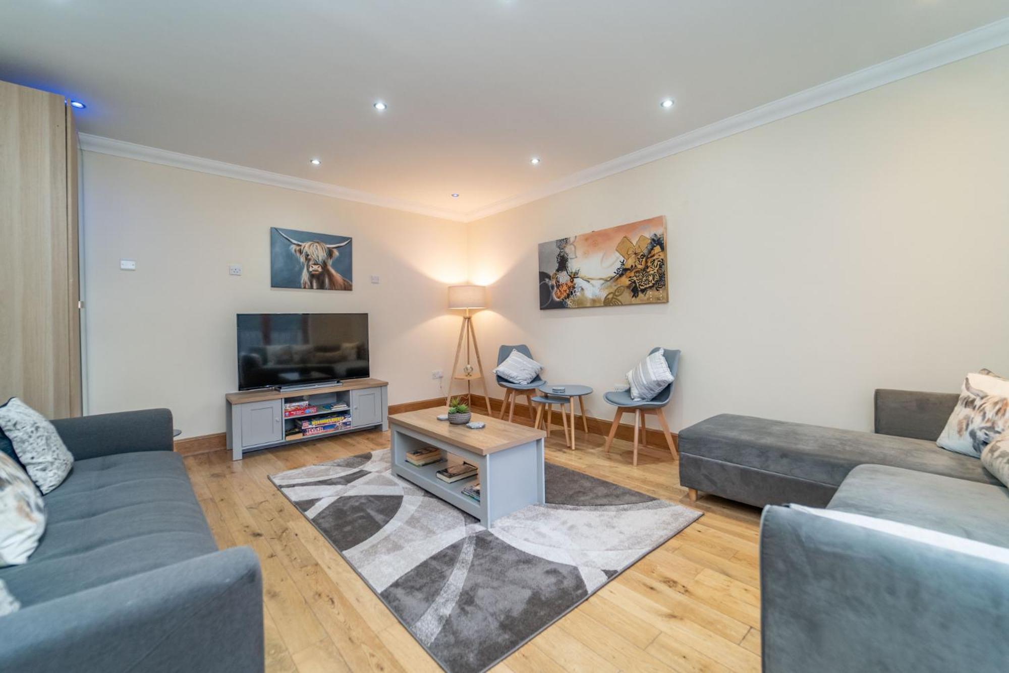 Spacious 3 Bed Townhouse With Parking Apartment EDI