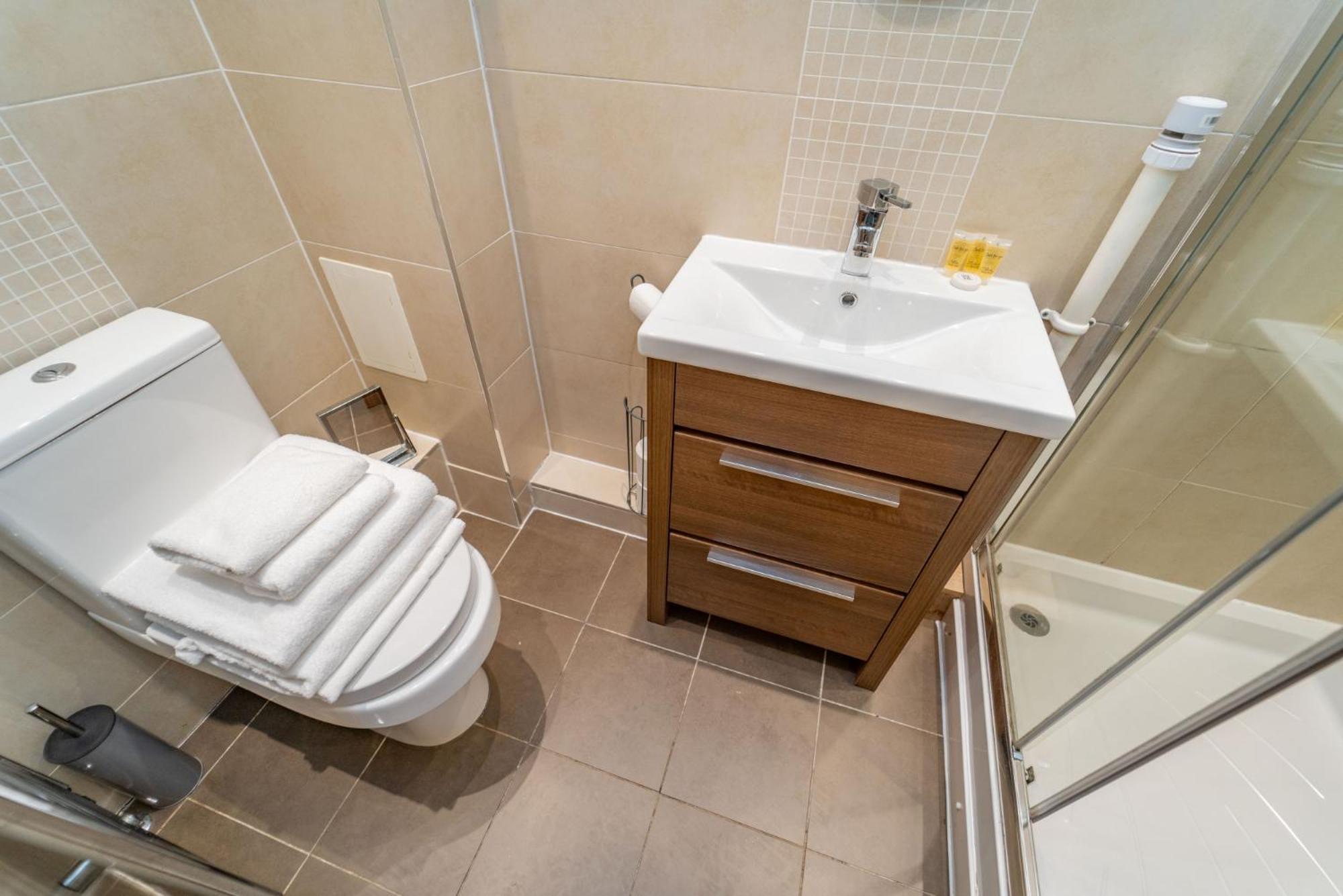 Apartment Spacious 3 Bed Townhouse With Parking *