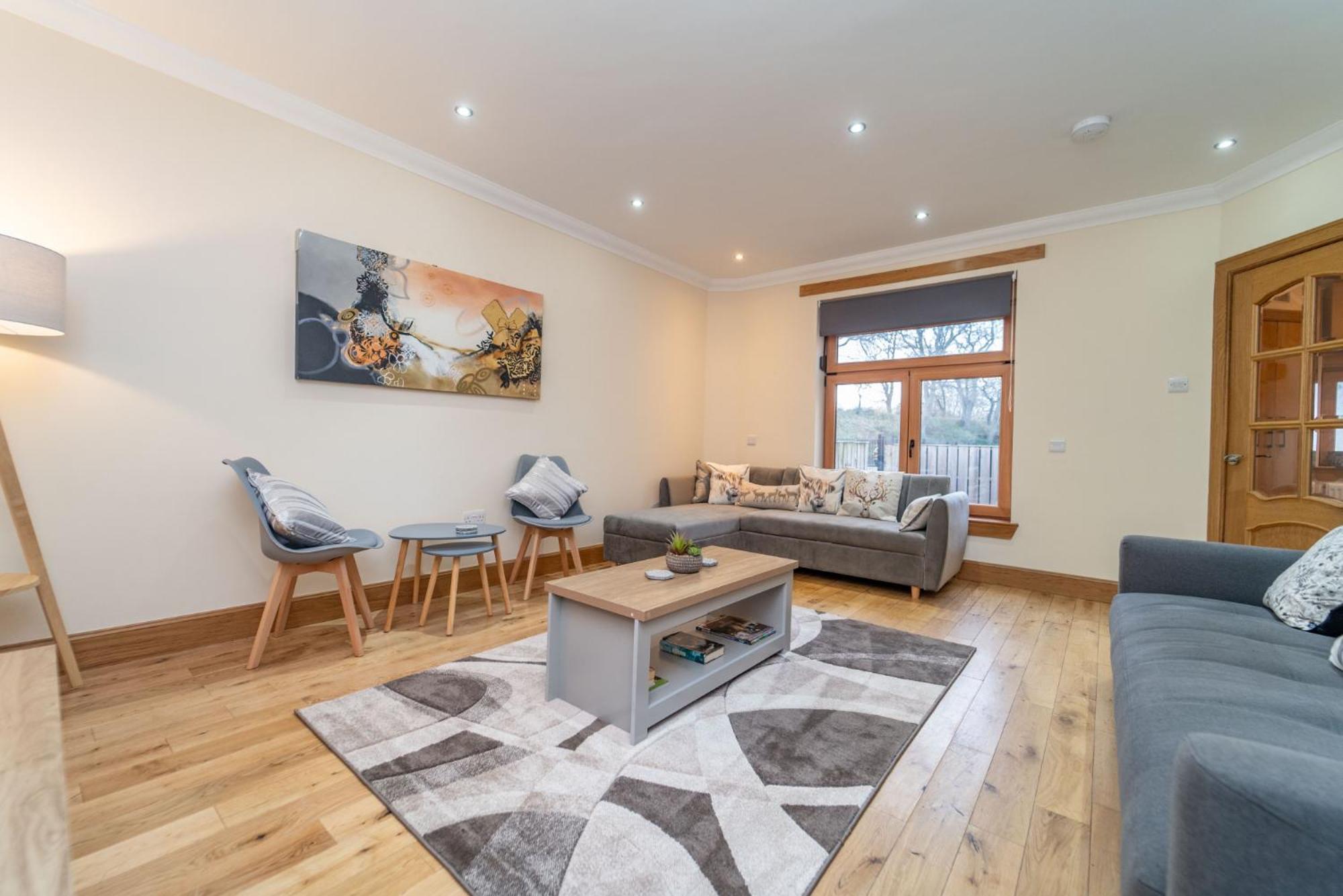 Spacious 3 Bed Townhouse With Parking *
