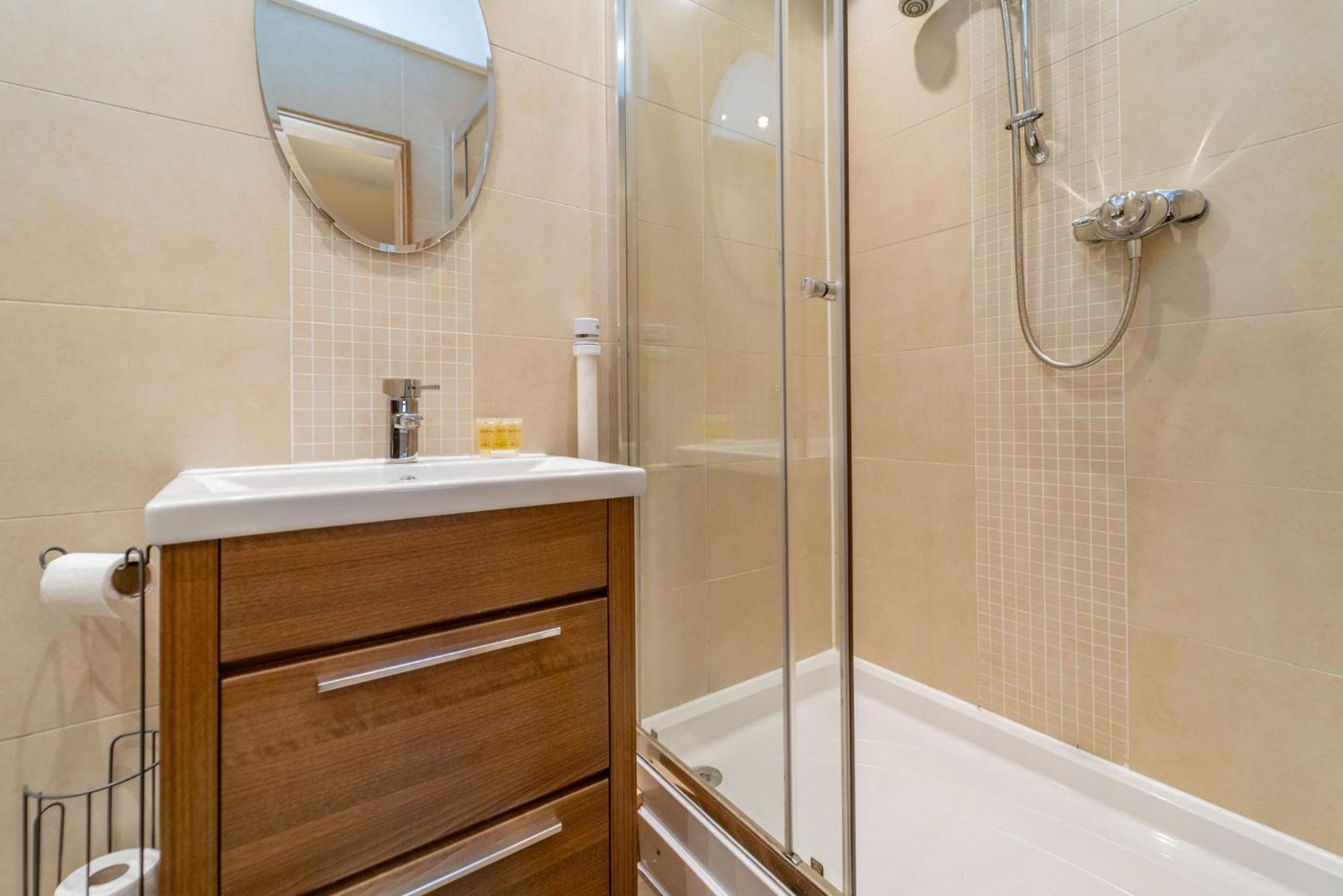 Spacious 3 Bed Townhouse With Parking Apartment *
