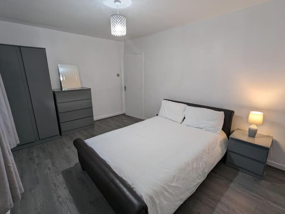 3 Bedroom Sleeps 8 Apartment