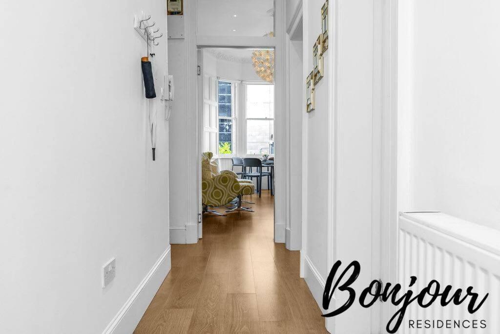 Clichy Ground Floor 1br-1 Ba, Shared Garden Access By Bonjour Residences Édimbourg