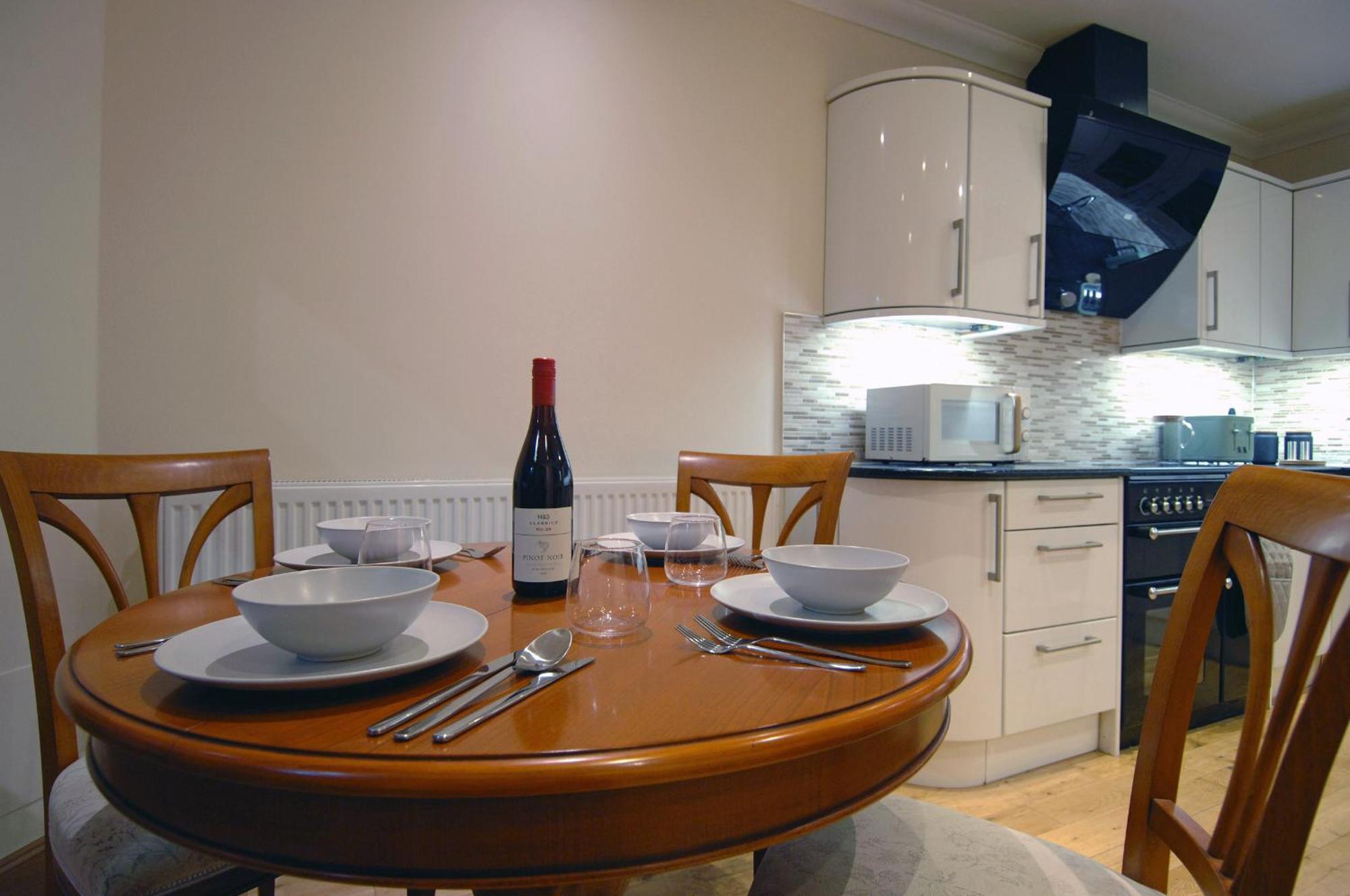 Apartment Spacious 3 Bed Townhouse With Parking *