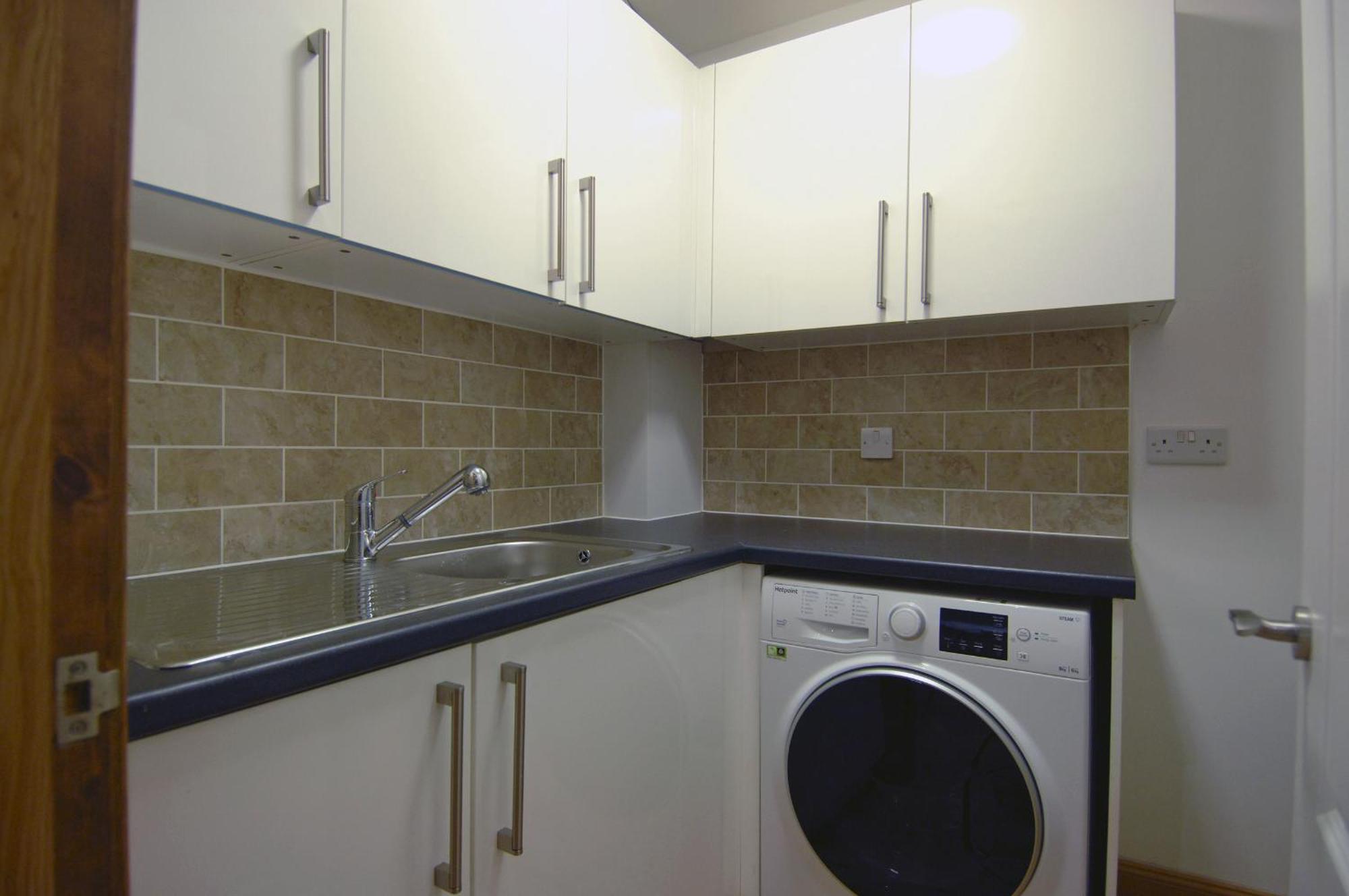 Spacious 3 Bed Townhouse With Parking Apartment