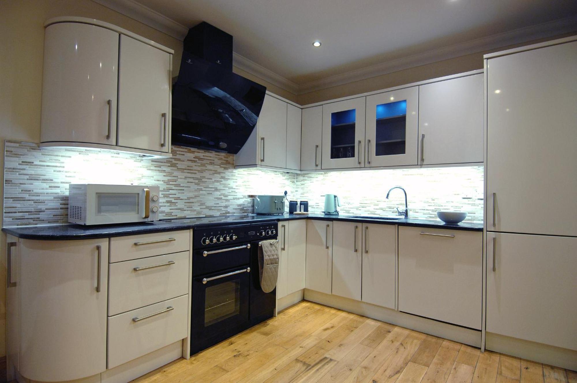 Spacious 3 Bed Townhouse With Parking *
