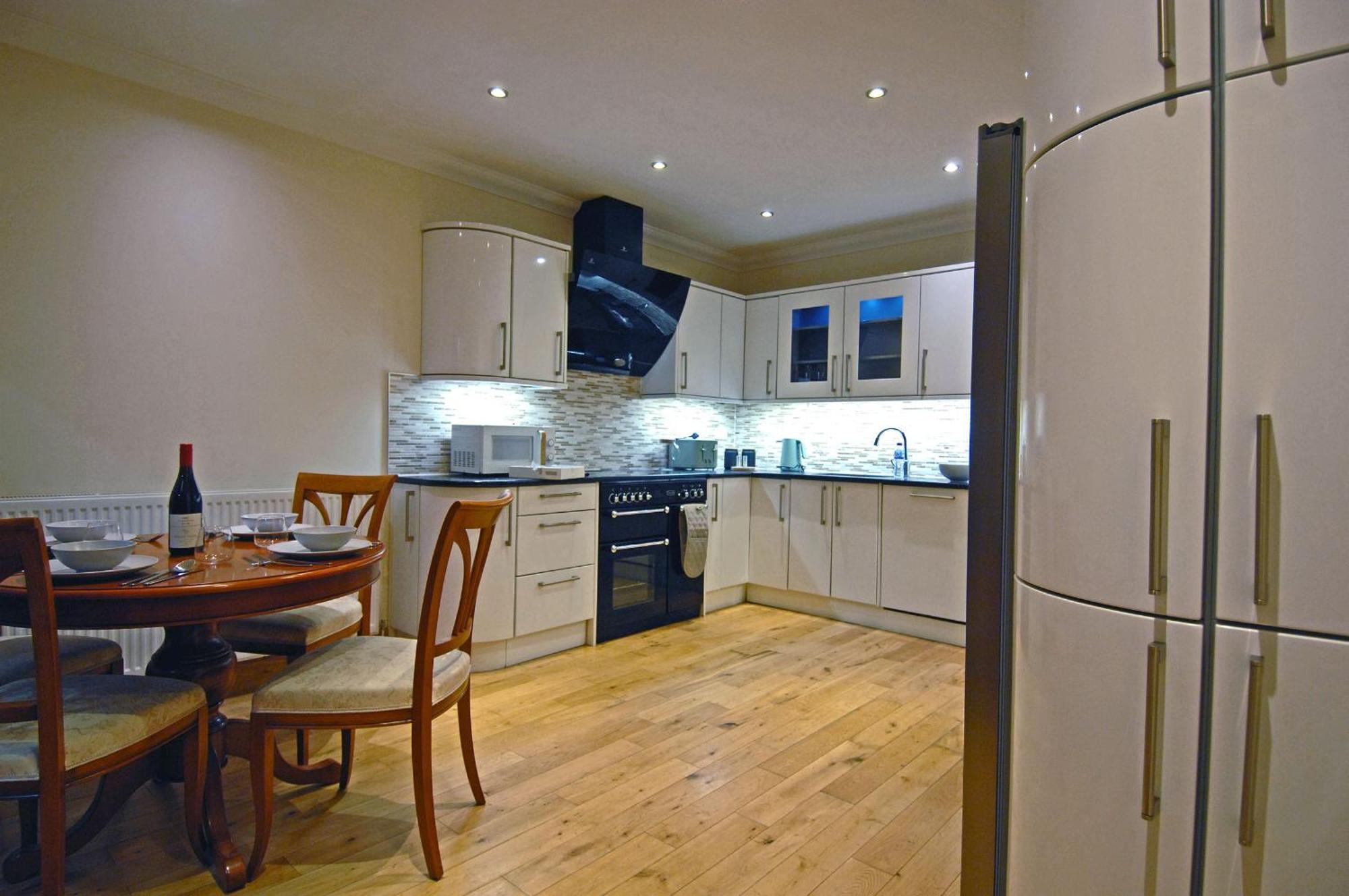 Spacious 3 Bed Townhouse With Parking Apartment EDI