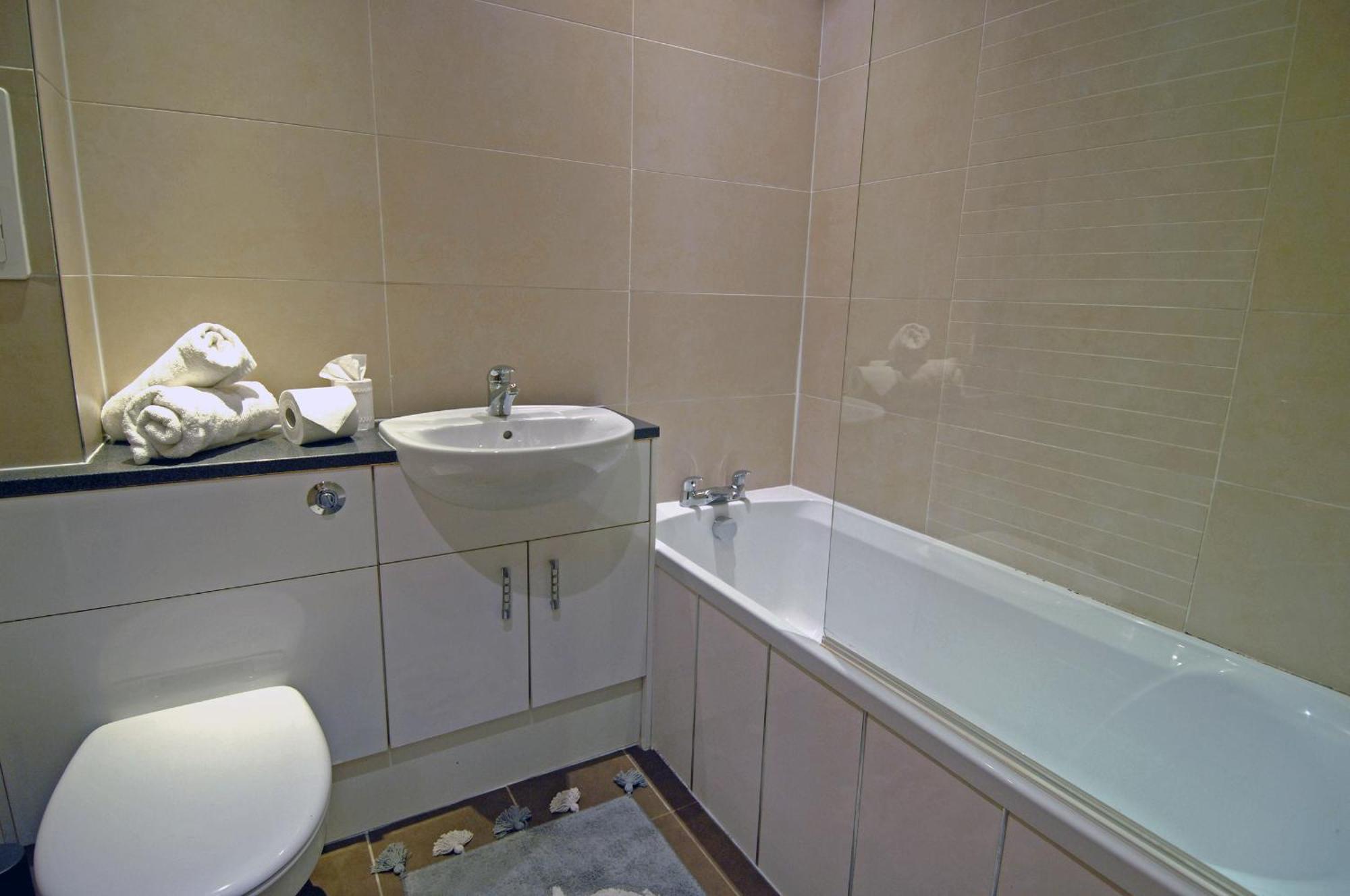 Apartment Spacious 3 Bed Townhouse With Parking *