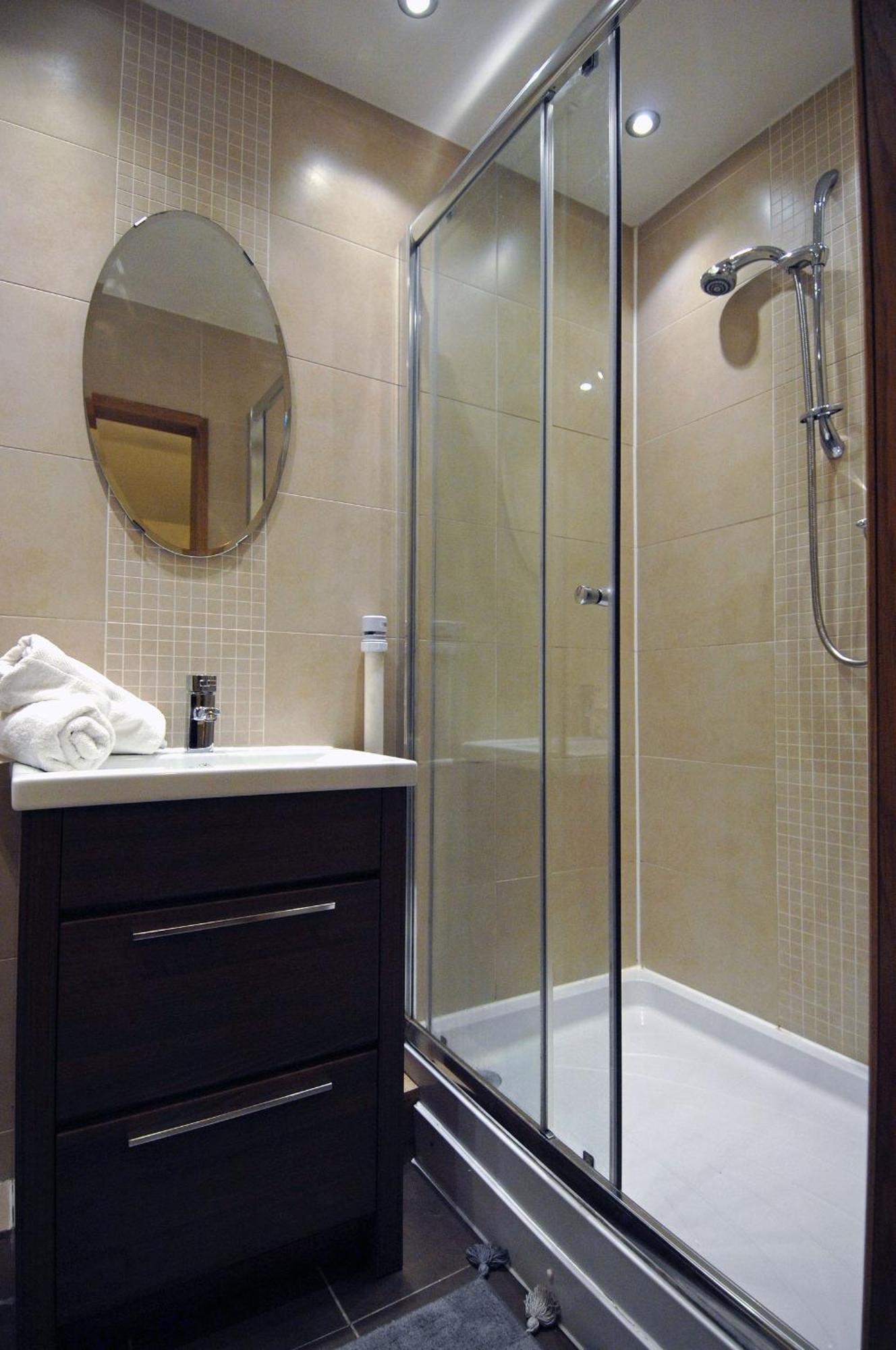 Spacious 3 Bed Townhouse With Parking Apartment