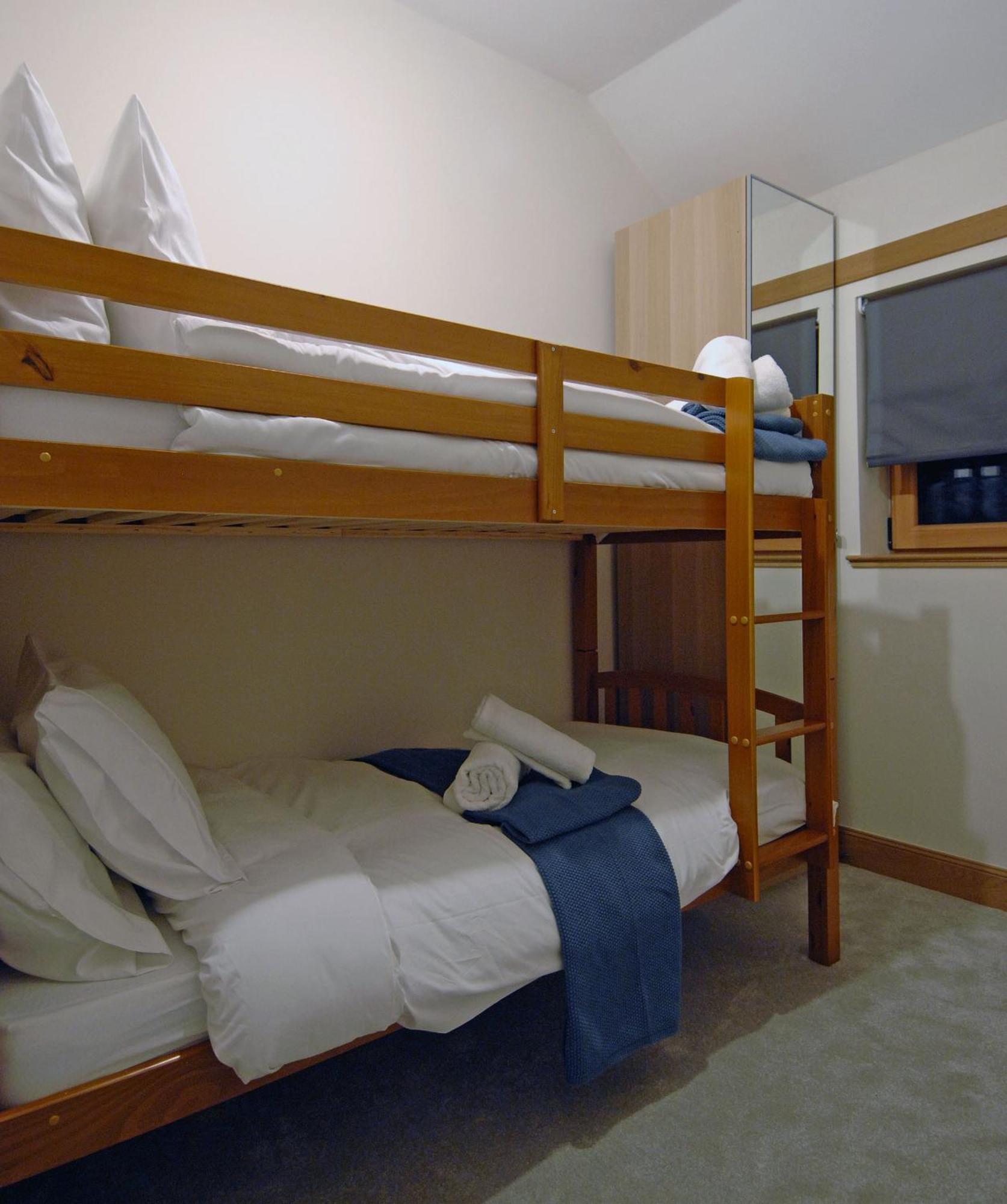 Spacious 3 Bed Townhouse With Parking *