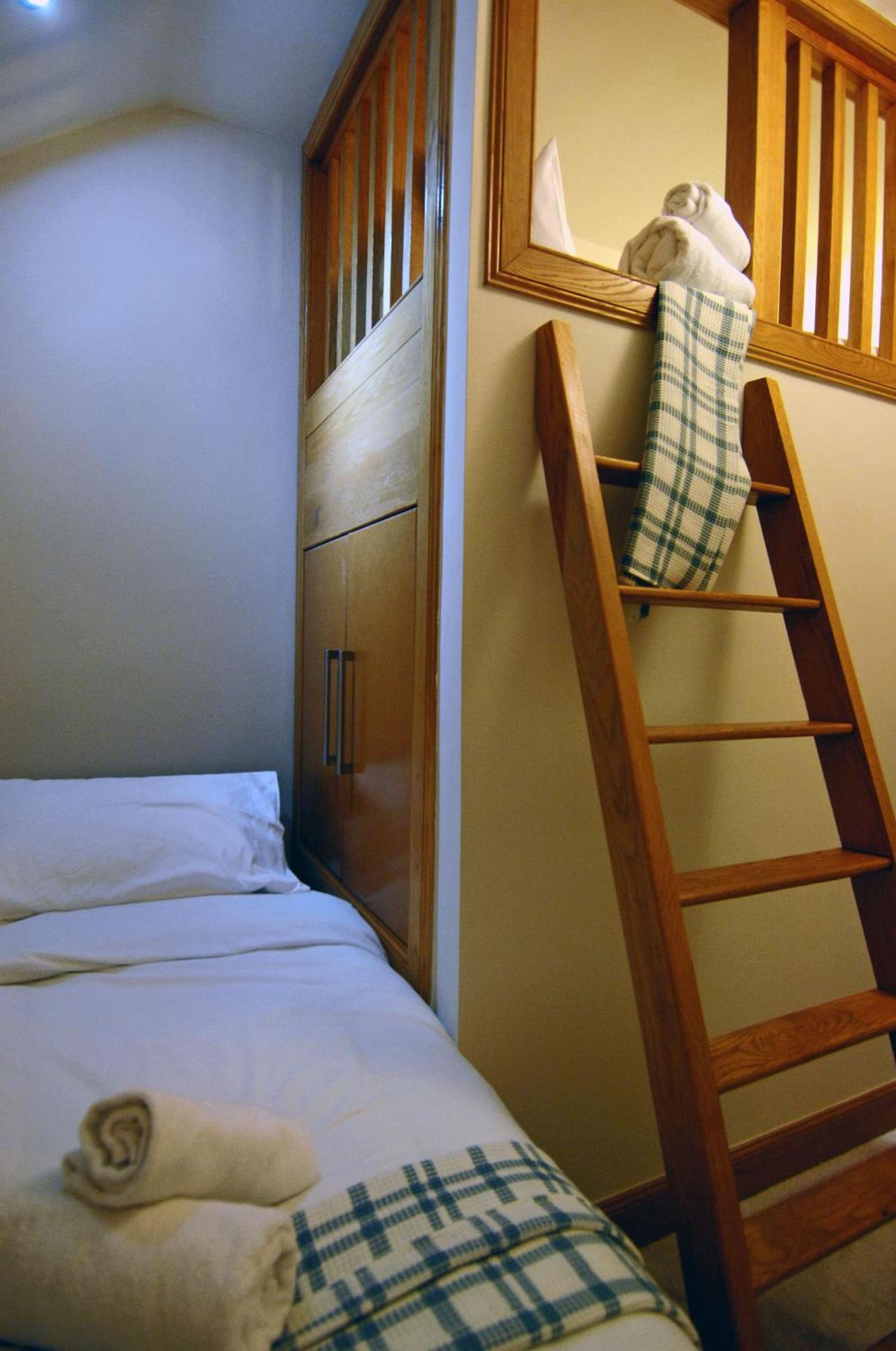 Spacious 3 Bed Townhouse With Parking * EDI