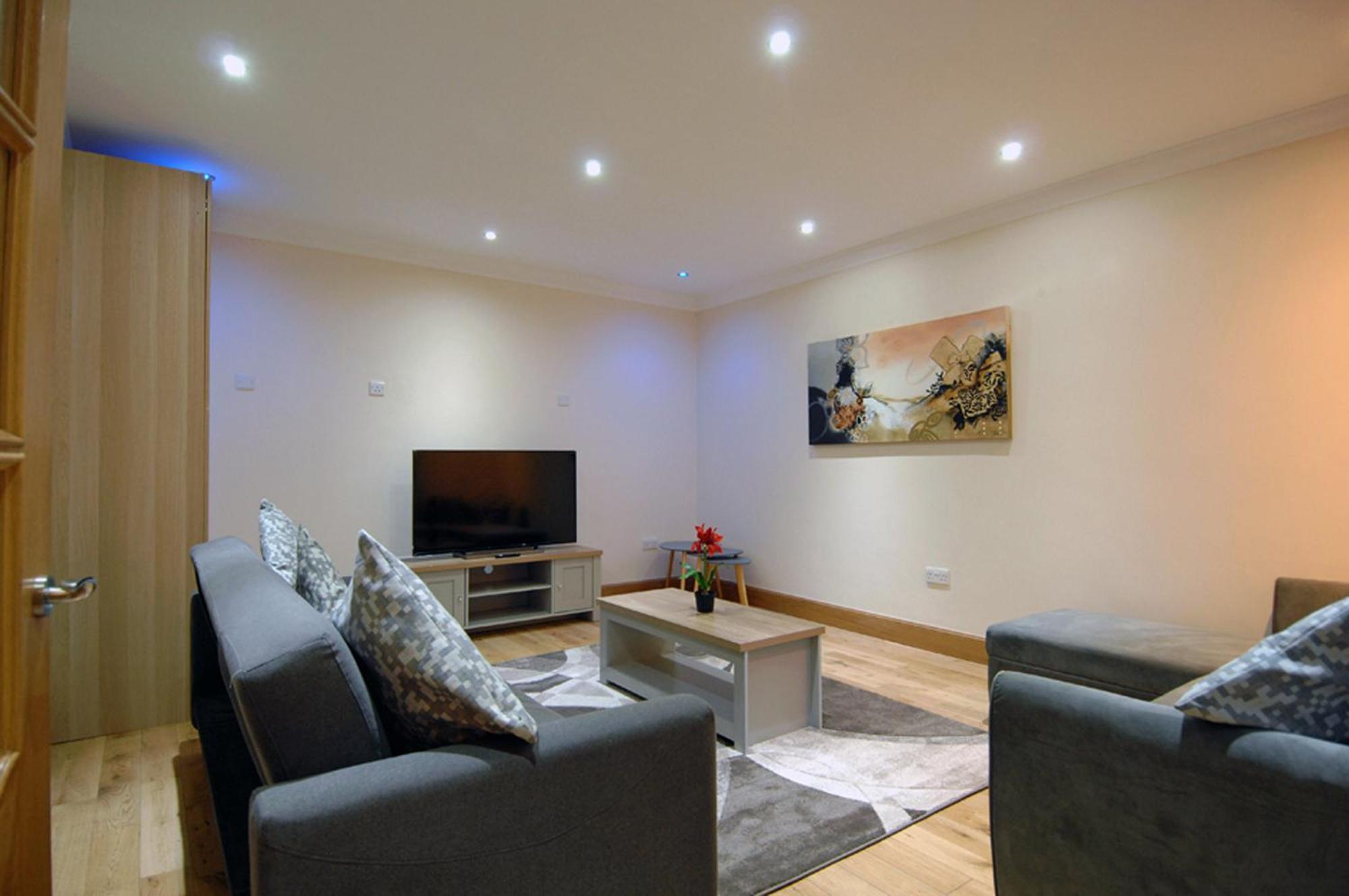 Spacious 3 Bed Townhouse With Parking *