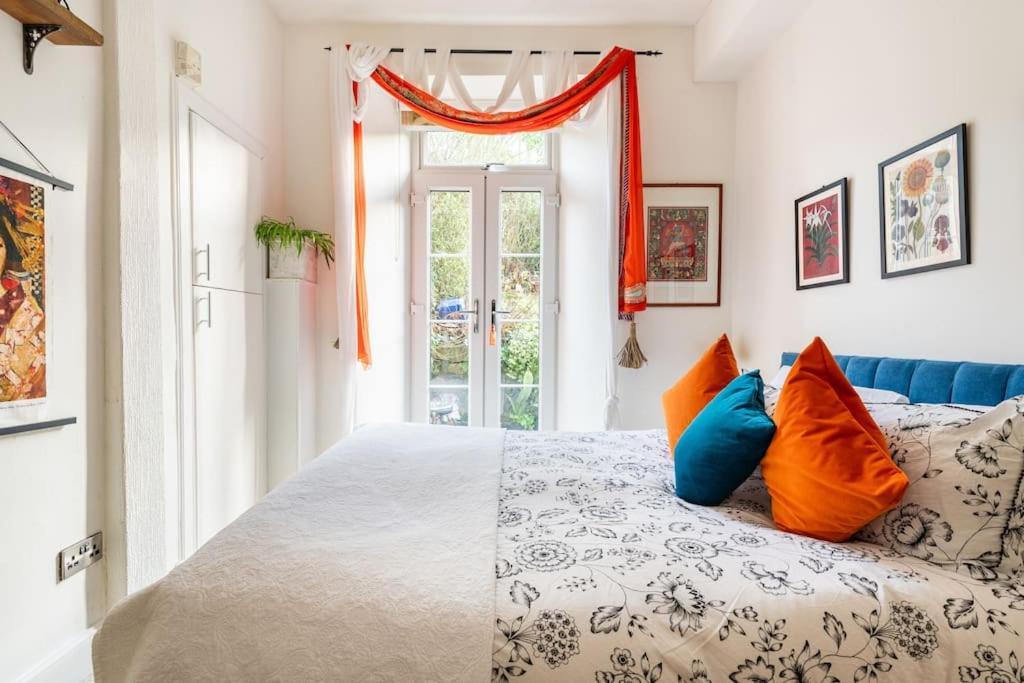 Holyrood Park: Lush & Arty 2 Double Bed Flat