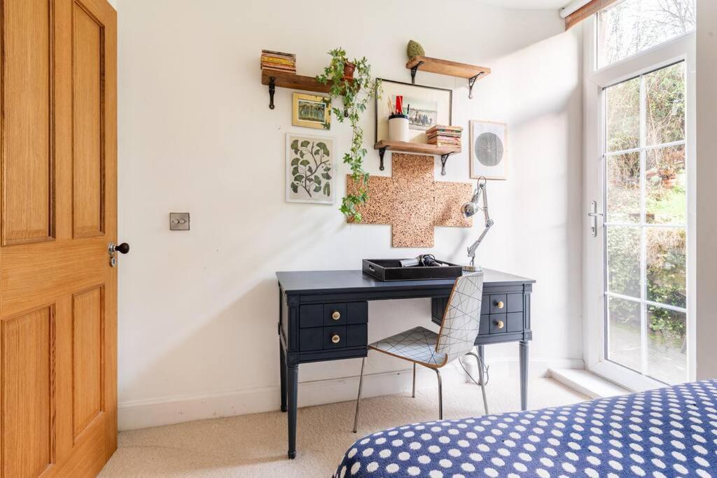 Holyrood Park: Lush & Arty 2 Double Bed Flat Edinburgh