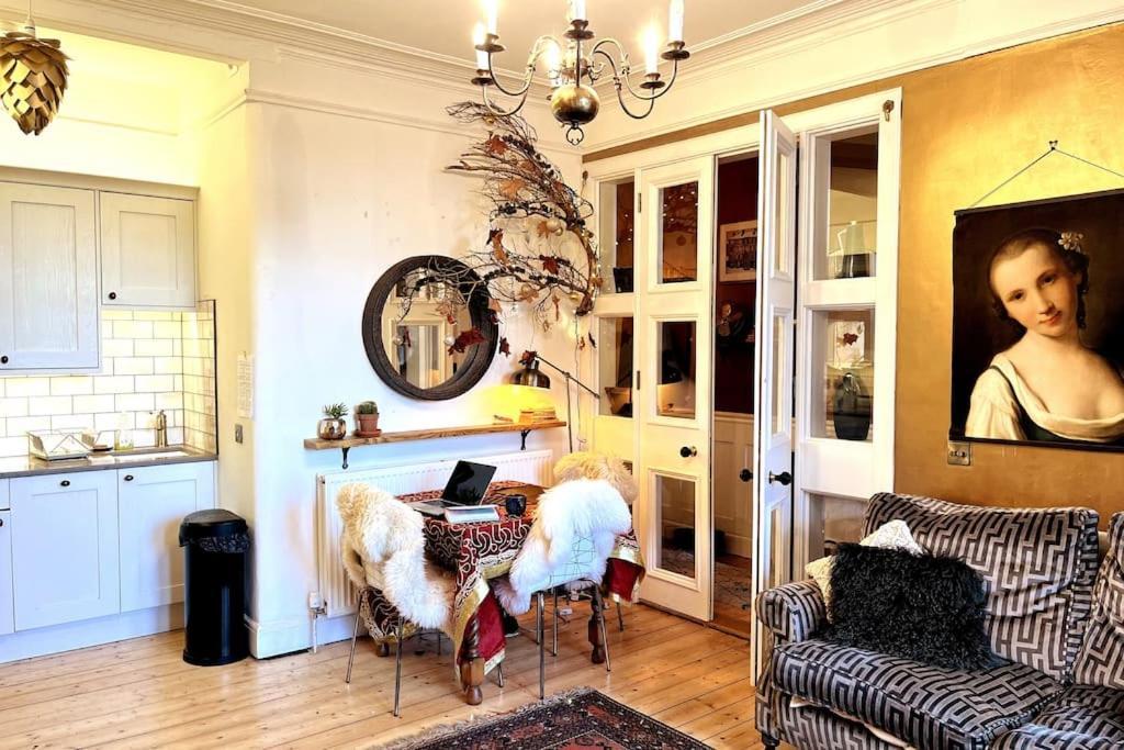 Apartment Holyrood Park: Lush & Arty 2 Double Bed Flat