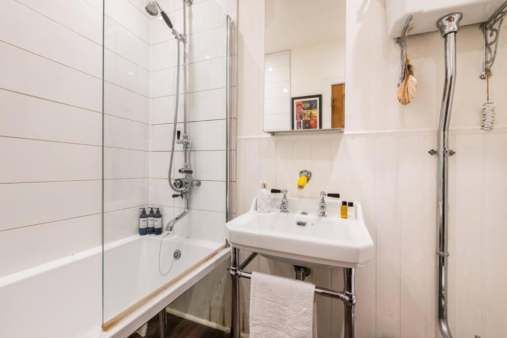Holyrood Park: Lush & Arty 2 Double Bed Flat Edinburgh