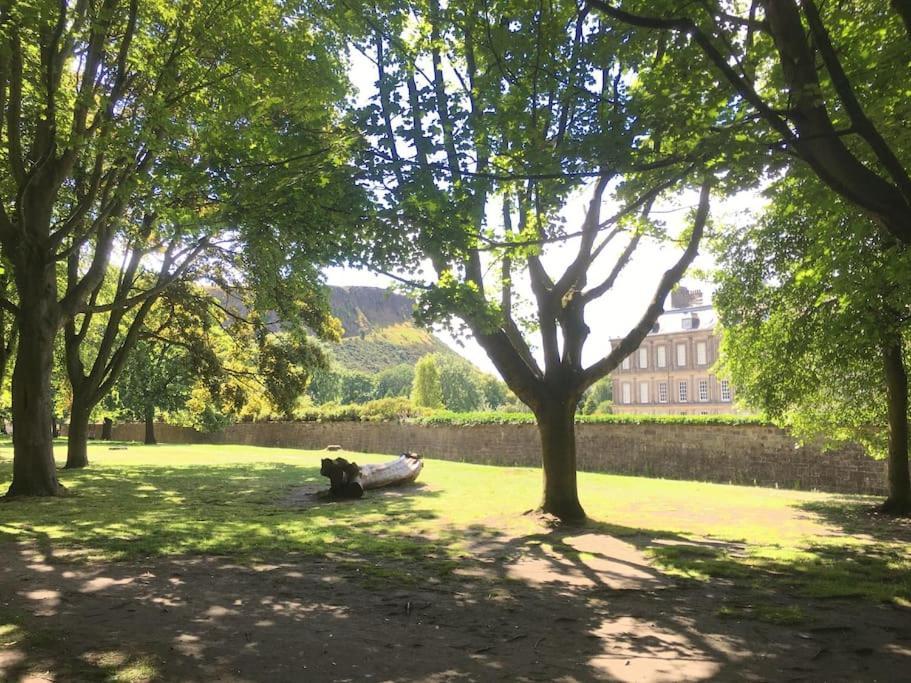 Apartment Holyrood Park: Lush & Arty 2 Double Bed Flat