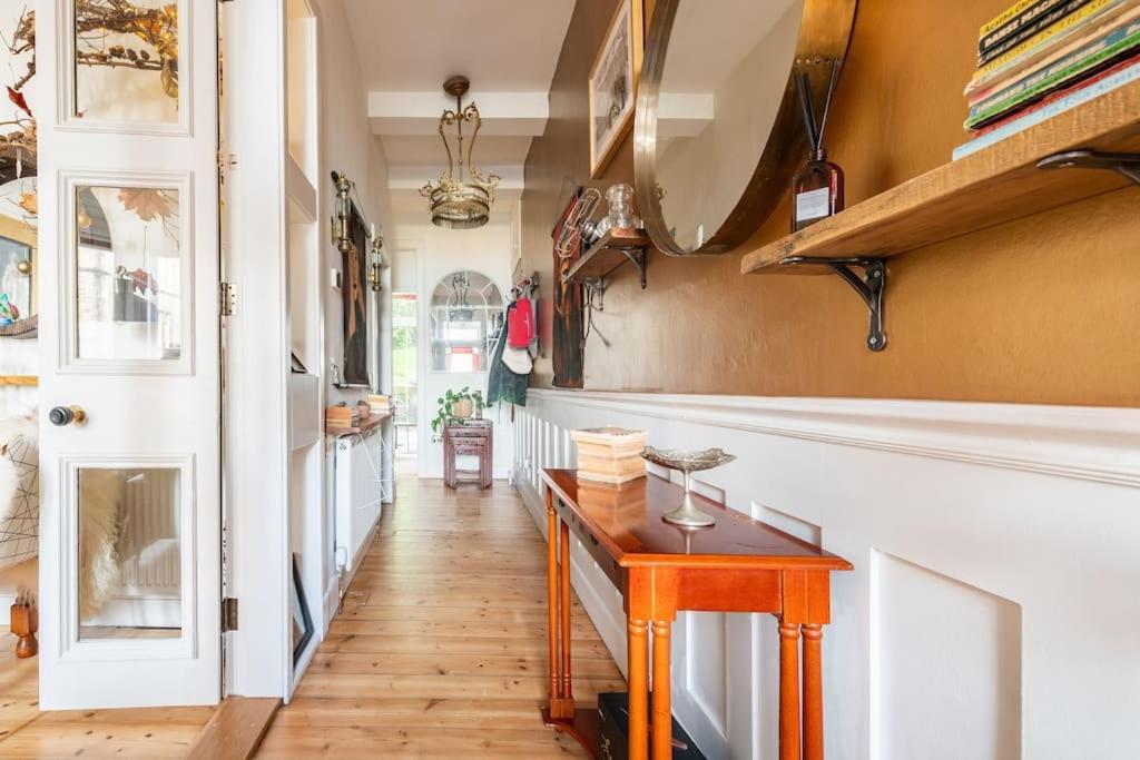 Holyrood Park: Lush & Arty 2 Double Bed Flat