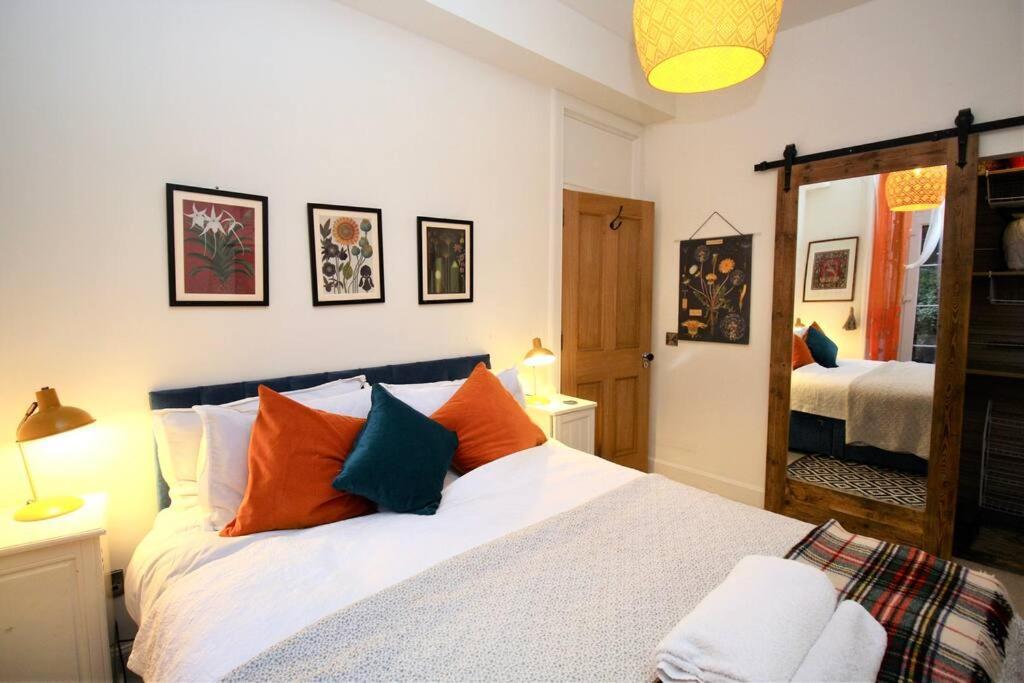 Apartment Holyrood Park: Lush & Arty 2 Double Bed Flat *