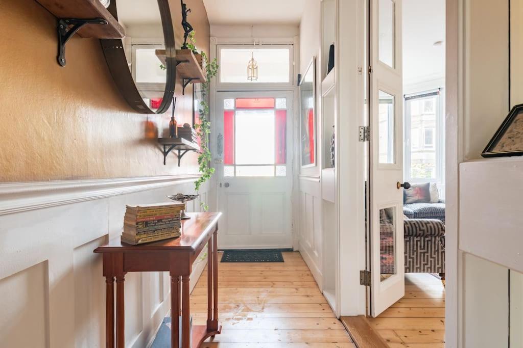 Apartment Holyrood Park: Lush & Arty 2 Double Bed Flat Edinburgh