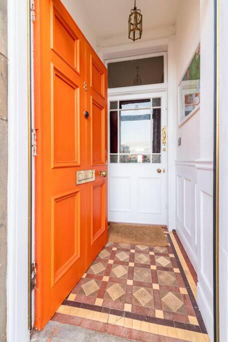 Holyrood Park: Lush & Arty 2 Double Bed Flat *