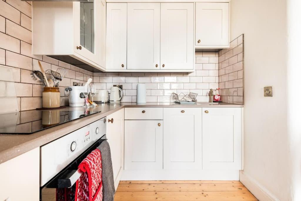 Holyrood Park: Lush & Arty 2 Double Bed Flat