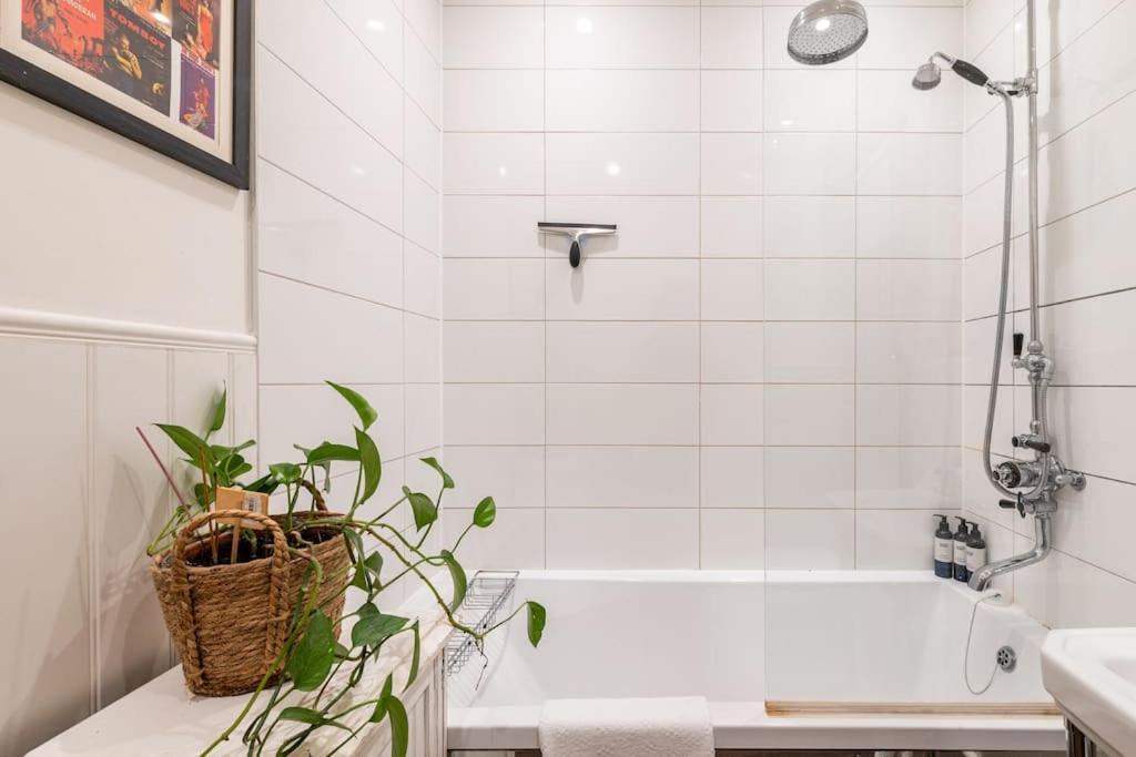 Holyrood Park: Lush & Arty 2 Double Bed Flat Apartment *