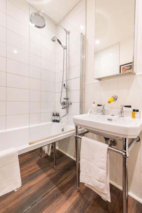 Apartment Holyrood Park: Lush & Arty 2 Double Bed Flat Edinburgh