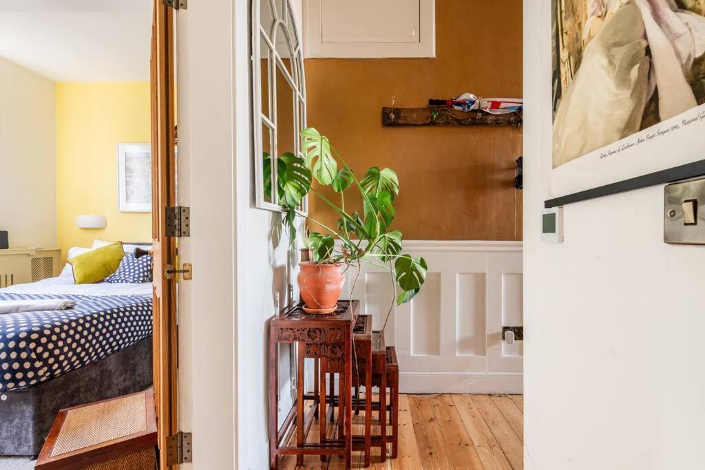 Holyrood Park: Lush & Arty 2 Double Bed Flat Apartment