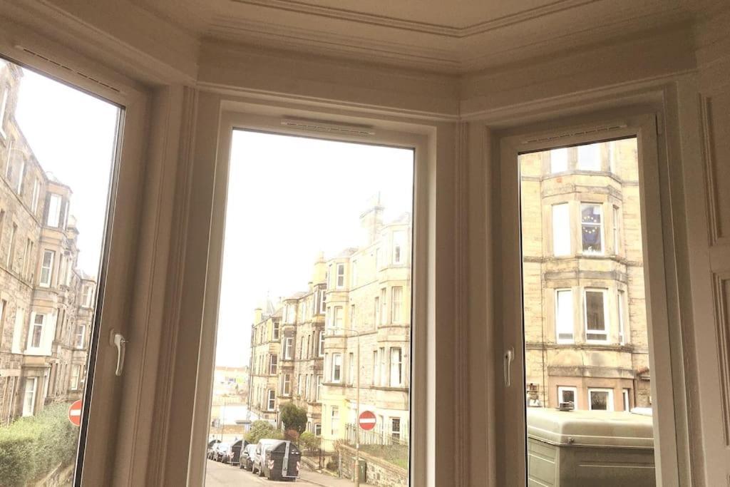 Holyrood Park: Lush & Arty 2 Double Bed Flat *