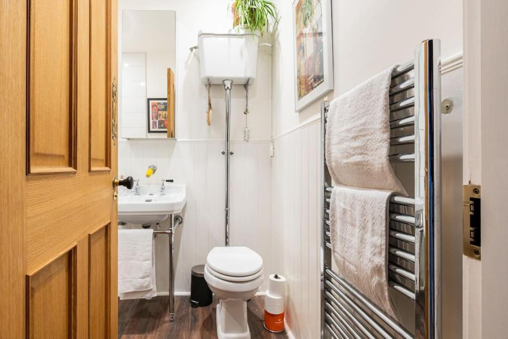 Holyrood Park: Lush & Arty 2 Double Bed Flat Edinburgh