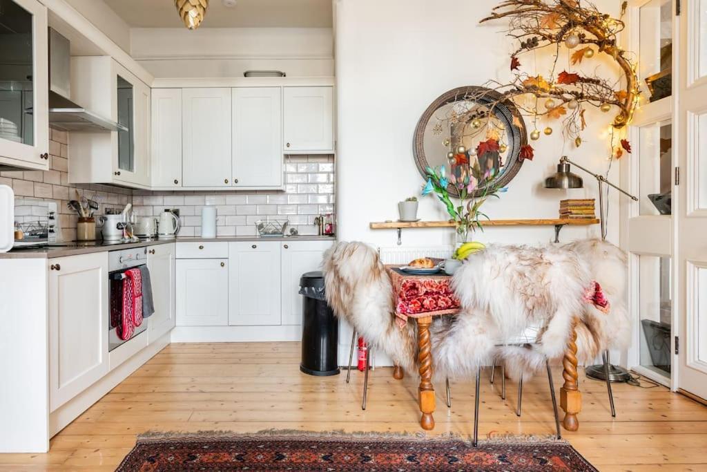 Apartment Holyrood Park: Lush & Arty 2 Double Bed Flat