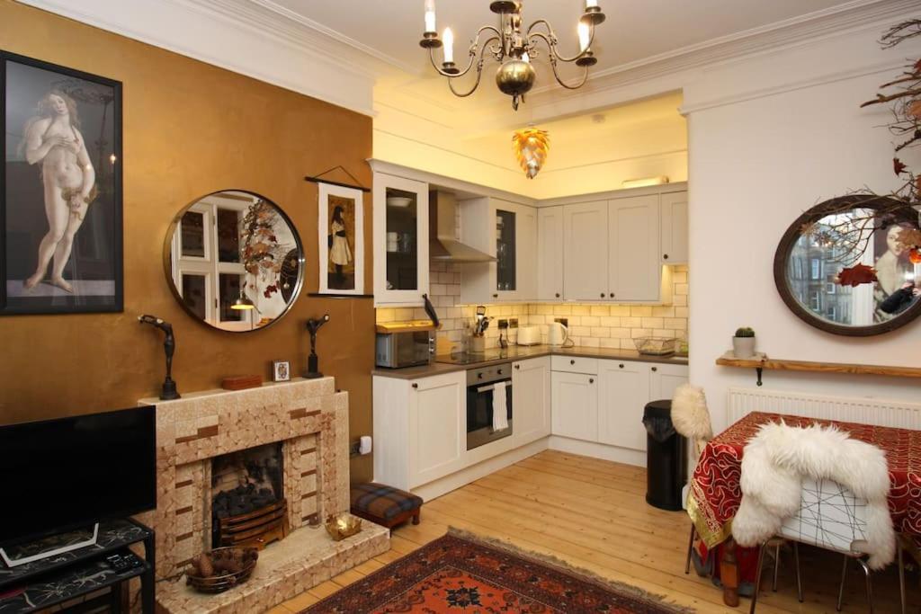 Holyrood Park: Lush & Arty 2 Double Bed Flat
