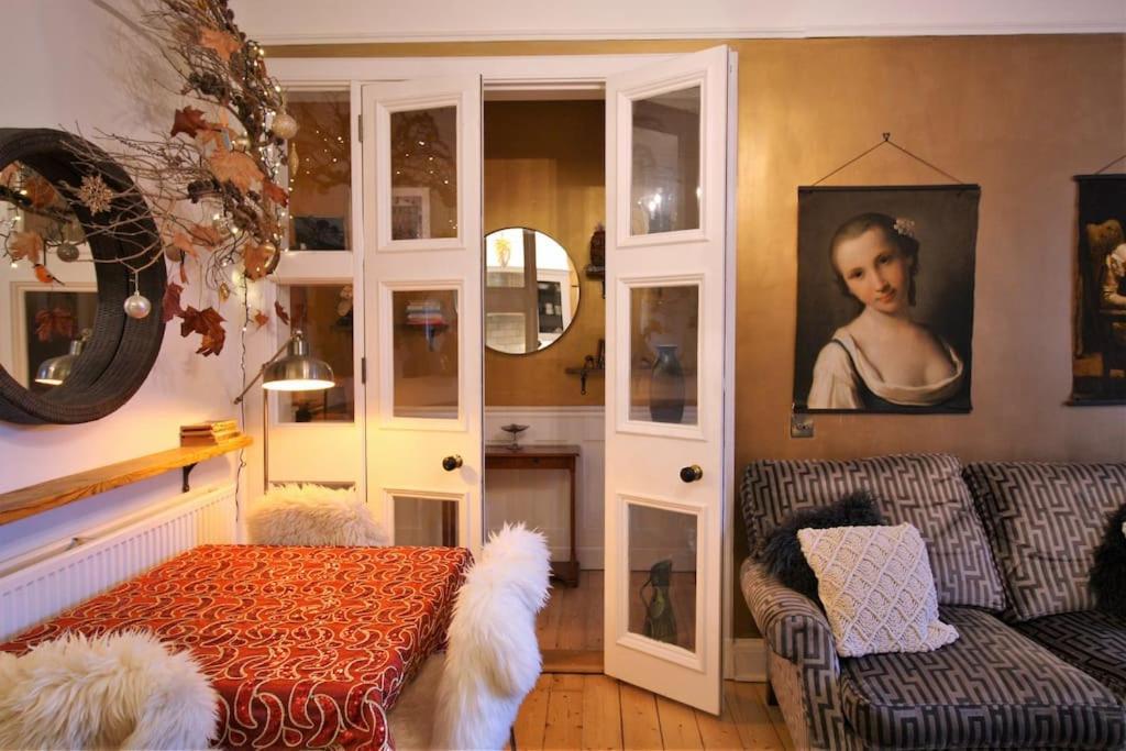 Holyrood Park: Lush & Arty 2 Double Bed Flat Apartment