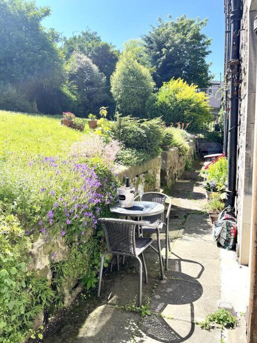 Holyrood Park: Lush & Arty 2 Double Bed Flat *