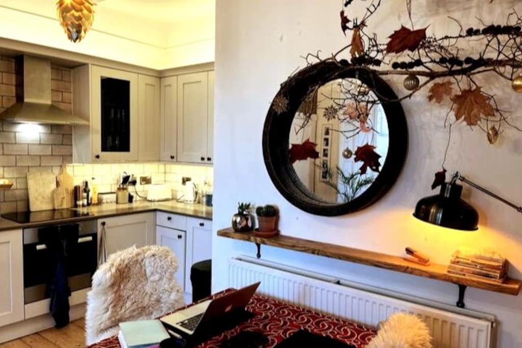 Apartment Holyrood Park: Lush & Arty 2 Double Bed Flat Edinburgh