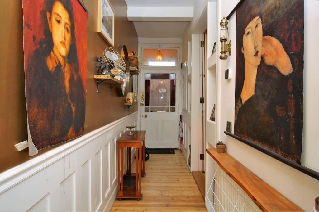 Holyrood Park: Lush & Arty 2 Double Bed Flat Edinburgh
