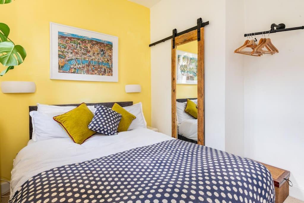 Holyrood Park: Lush & Arty 2 Double Bed Flat Apartment *