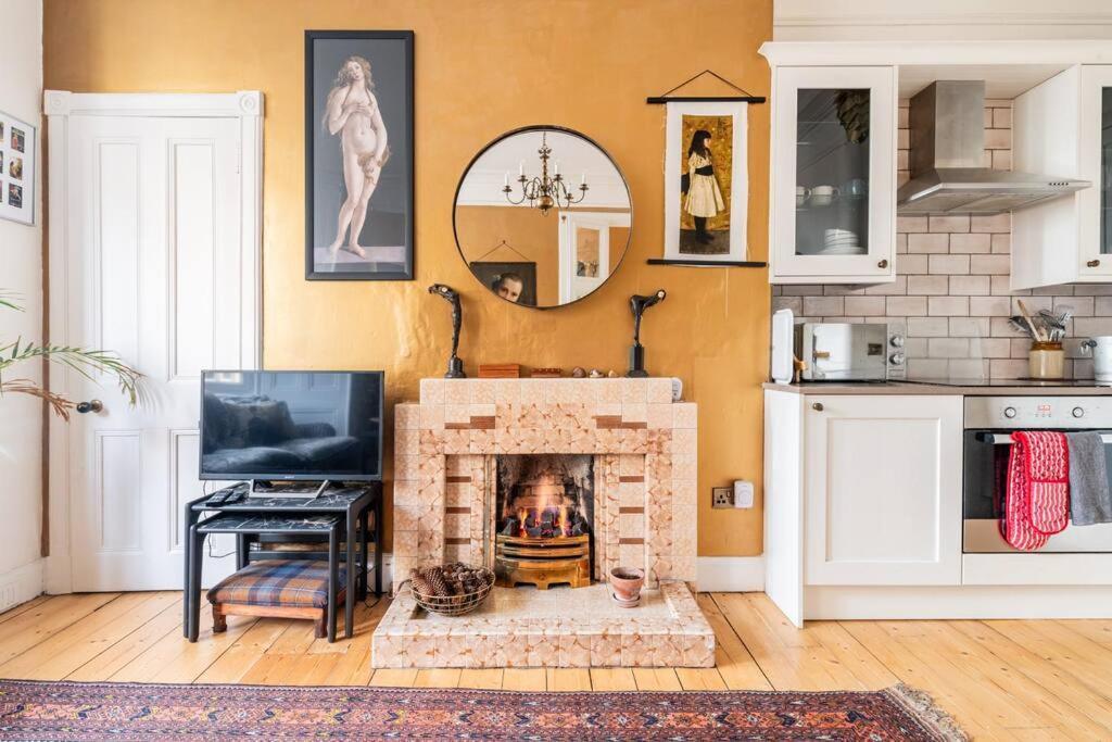 Holyrood Park: Lush & Arty 2 Double Bed Flat