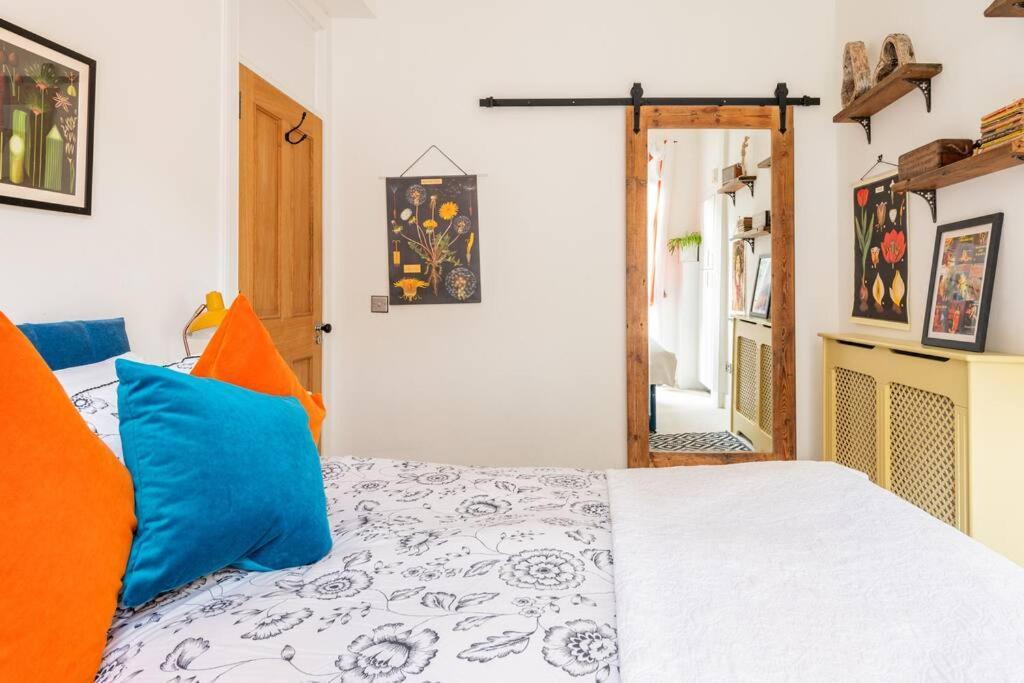 Holyrood Park: Lush & Arty 2 Double Bed Flat Apartment