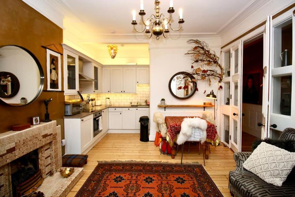 Holyrood Park: Lush & Arty 2 Double Bed Flat * Edinburgh