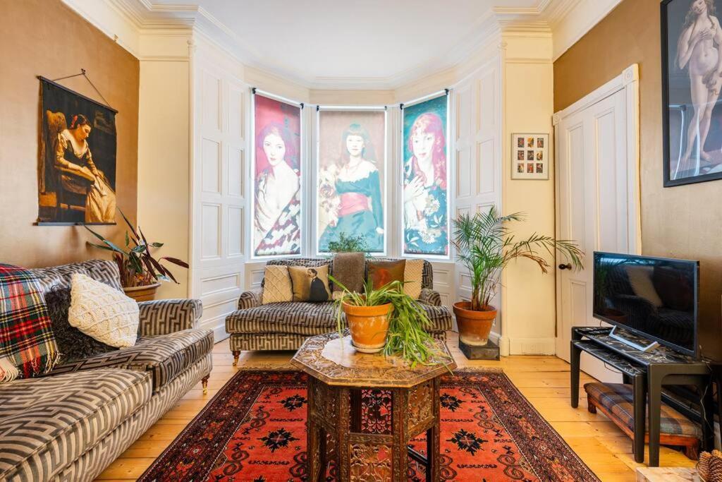 Holyrood Park: Lush & Arty 2 Double Bed Flat *